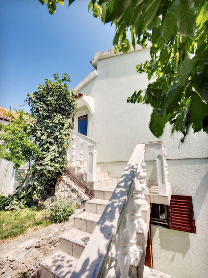 Apartmani Ela Prvić Luka Exteriör bild
