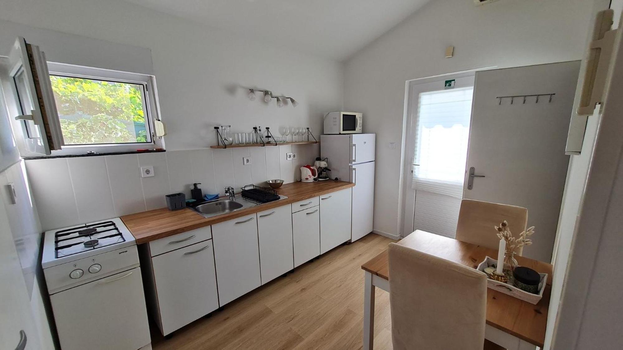 Apartmani Ela Prvić Luka Exteriör bild