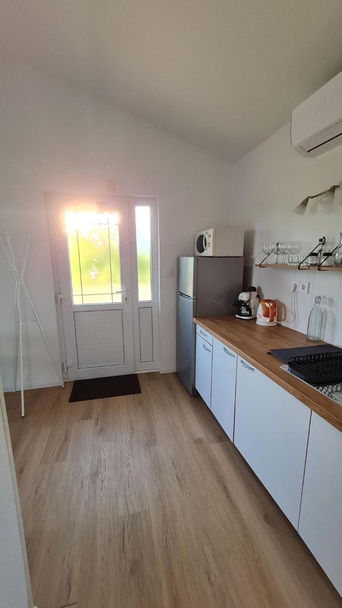 Apartmani Ela Prvić Luka Exteriör bild