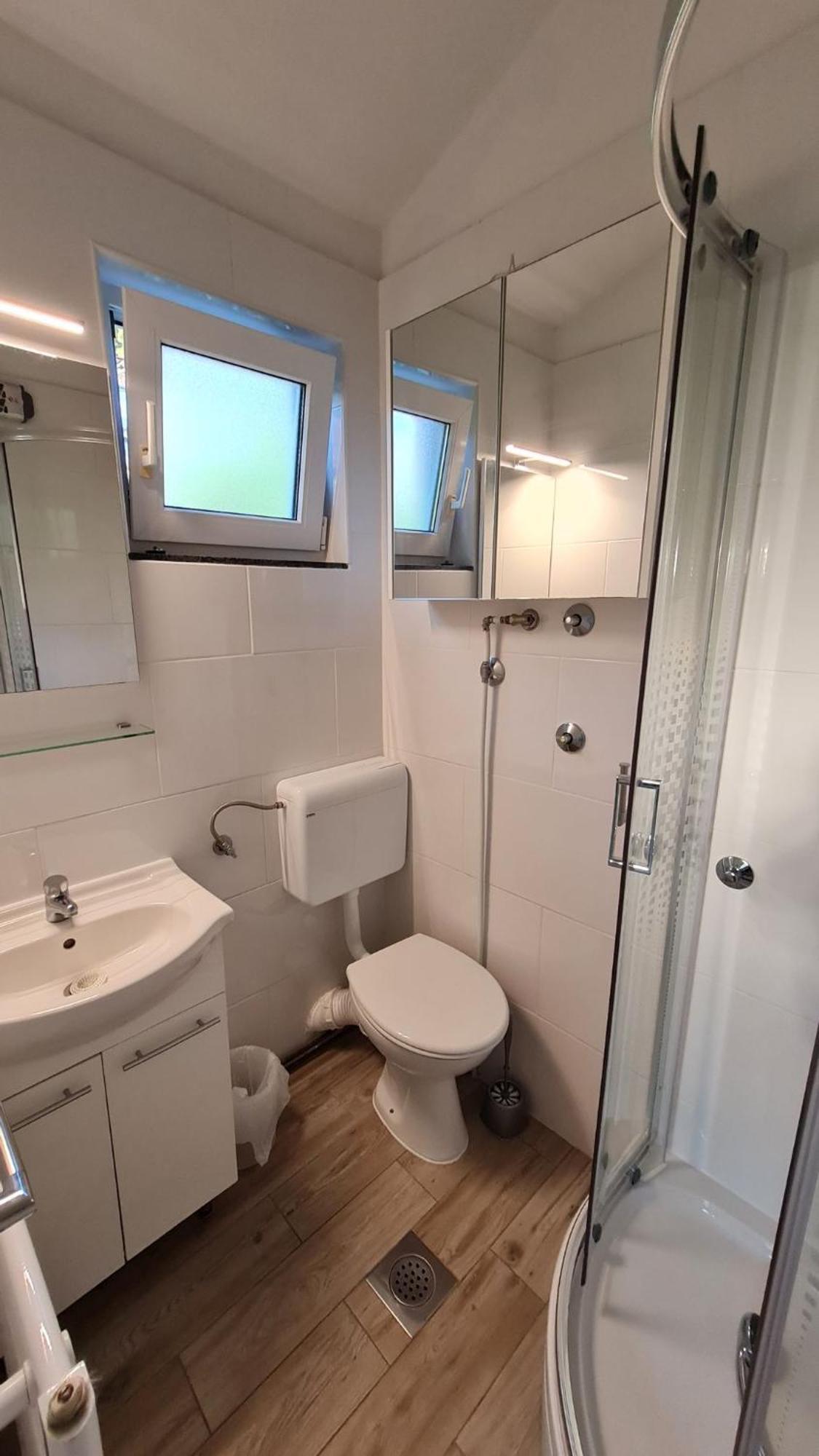 Apartmani Ela Prvić Luka Exteriör bild