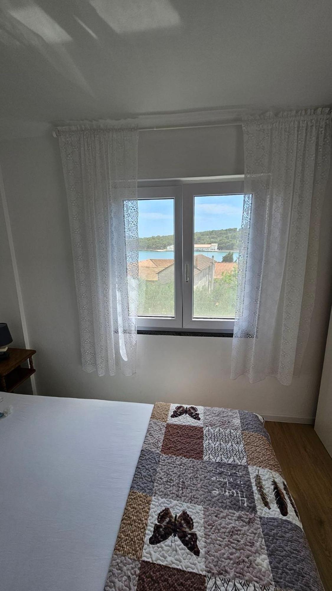 Apartmani Ela Prvić Luka Exteriör bild